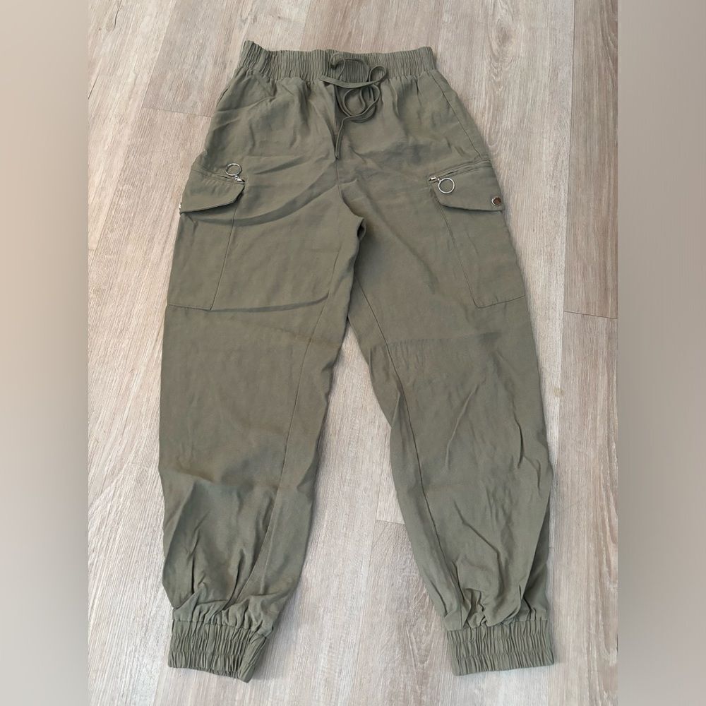Lulus cargo capri pants very lightweight used in good condition